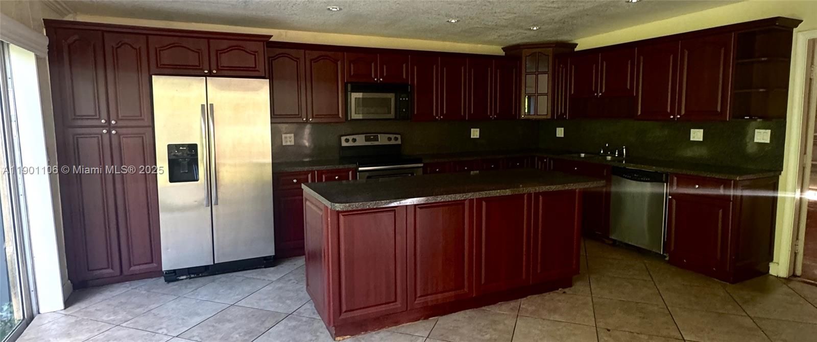 Recently Sold: $595,000 (5 beds, 2 baths, 2881 Square Feet)