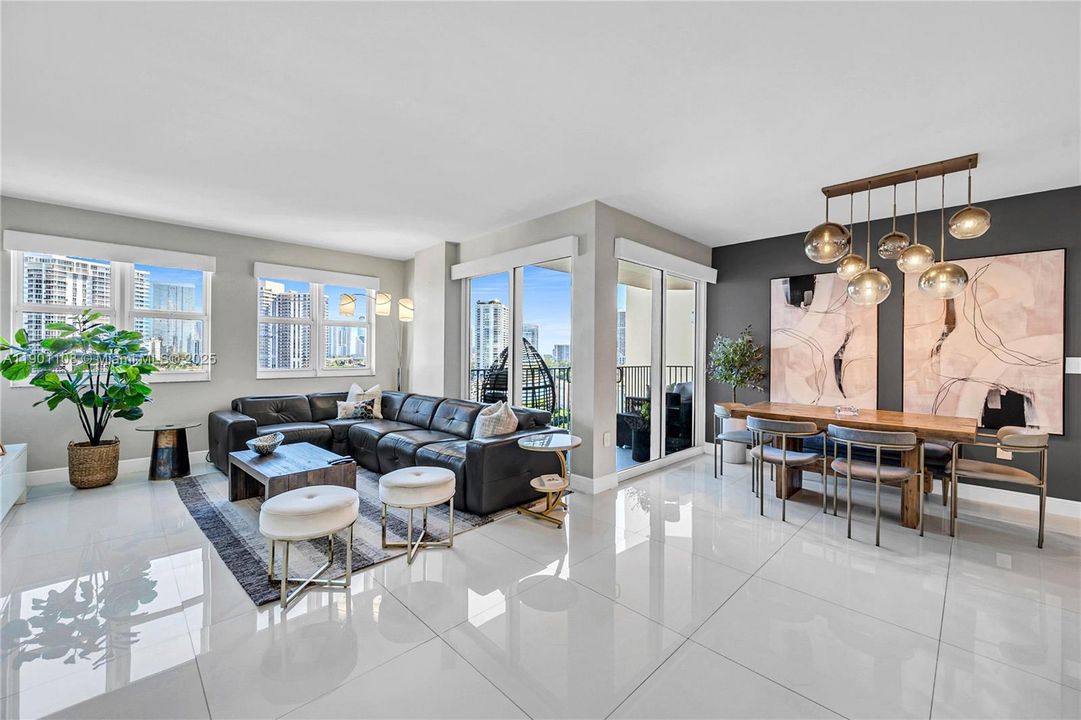 出租: $7,450 (3 贝兹, 3 浴室, 1702 平方英尺)