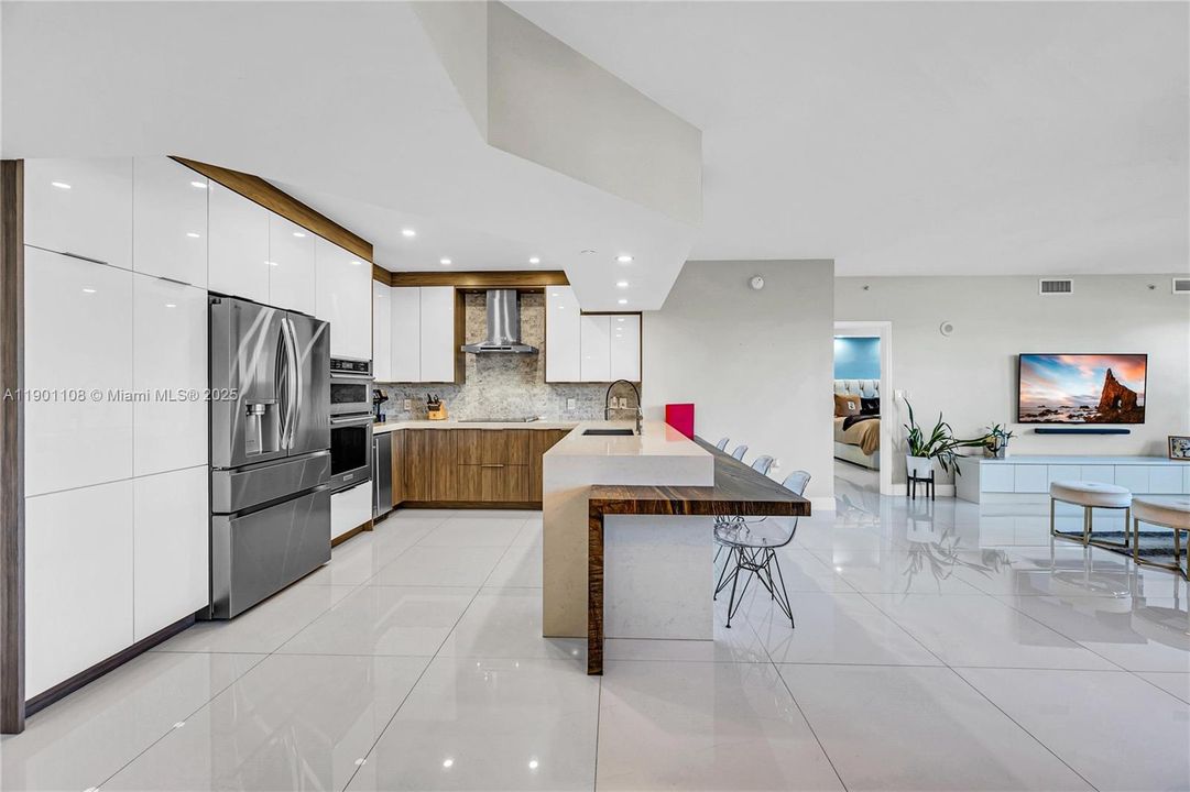 出租: $7,450 (3 贝兹, 3 浴室, 1702 平方英尺)