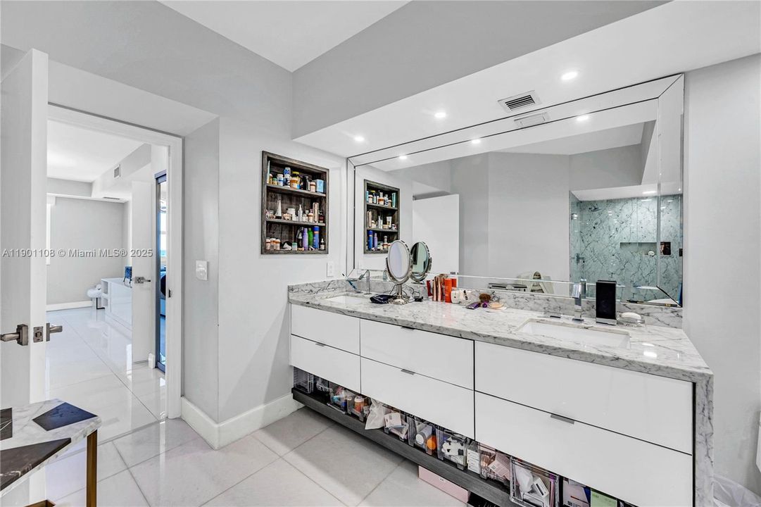 出租: $7,450 (3 贝兹, 3 浴室, 1702 平方英尺)