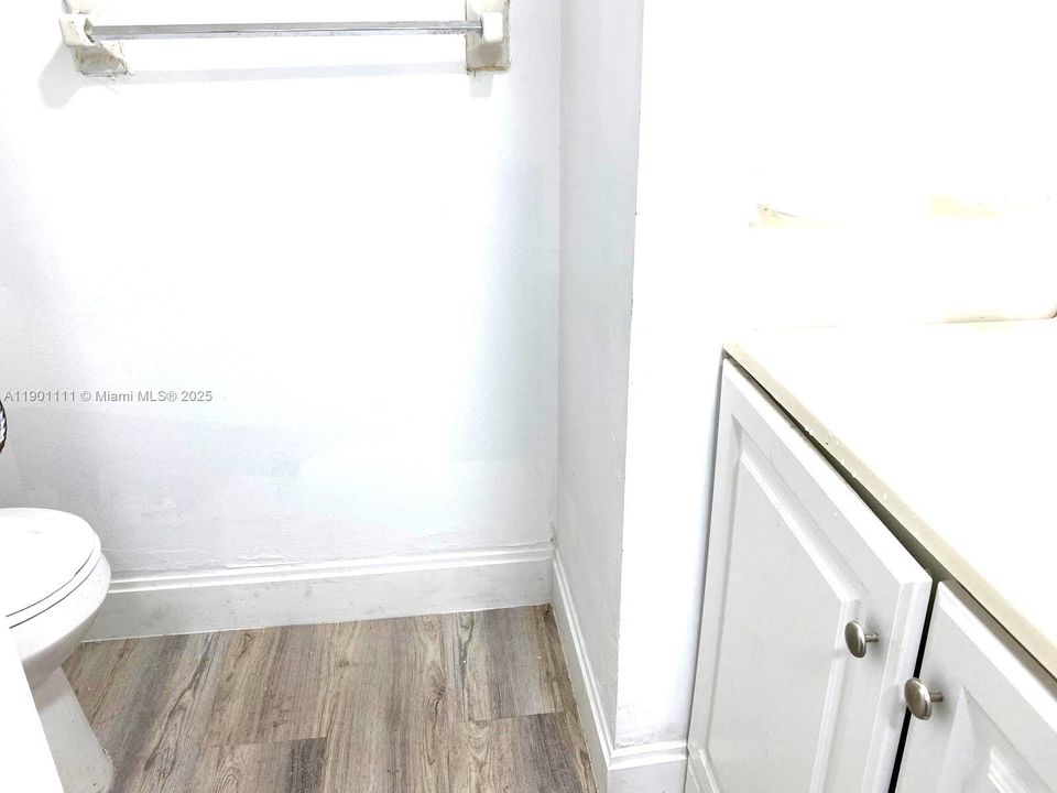 For Rent: $1,750 (1 beds, 1 baths, 760 Square Feet)