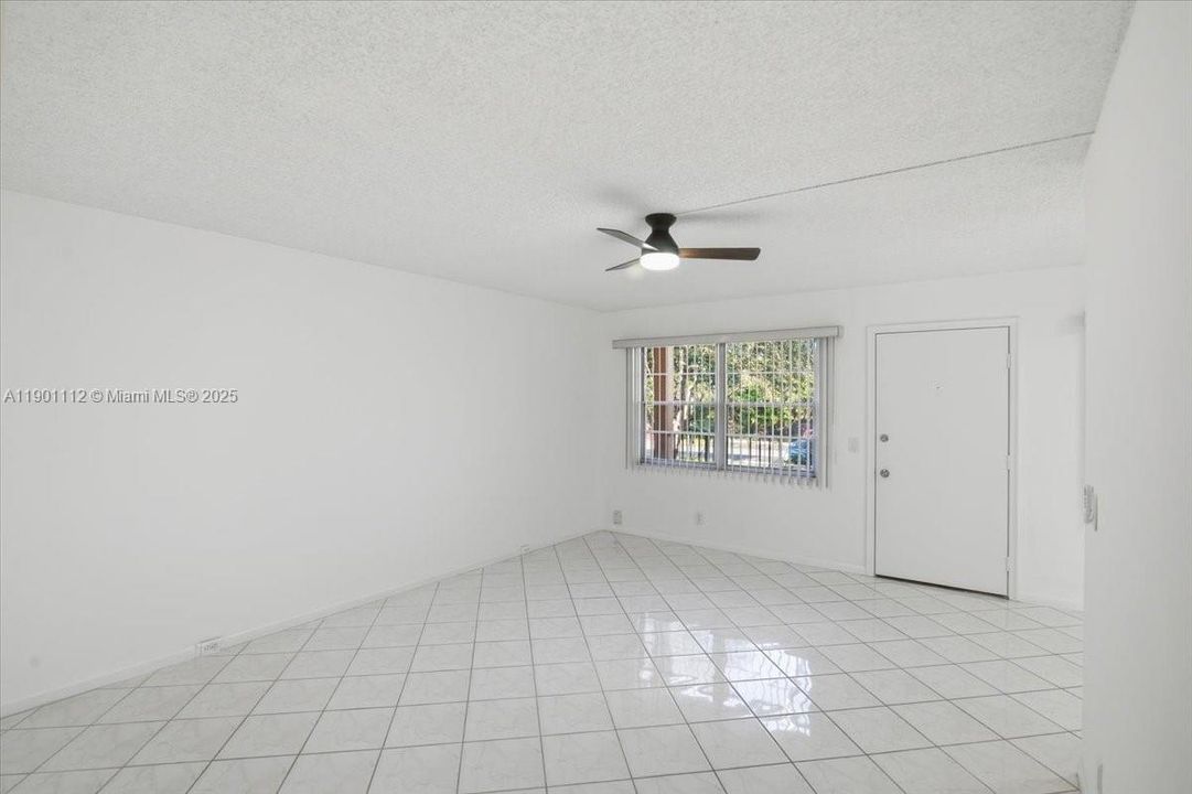 For Rent: $1,800 (2 beds, 1 baths, 954 Square Feet)
