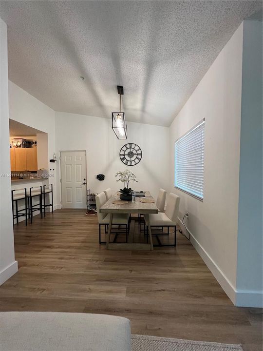 For Rent: $2,000 (1 beds, 1 baths, 726 Square Feet)