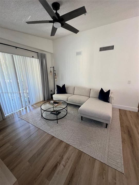 For Rent: $2,000 (1 beds, 1 baths, 726 Square Feet)