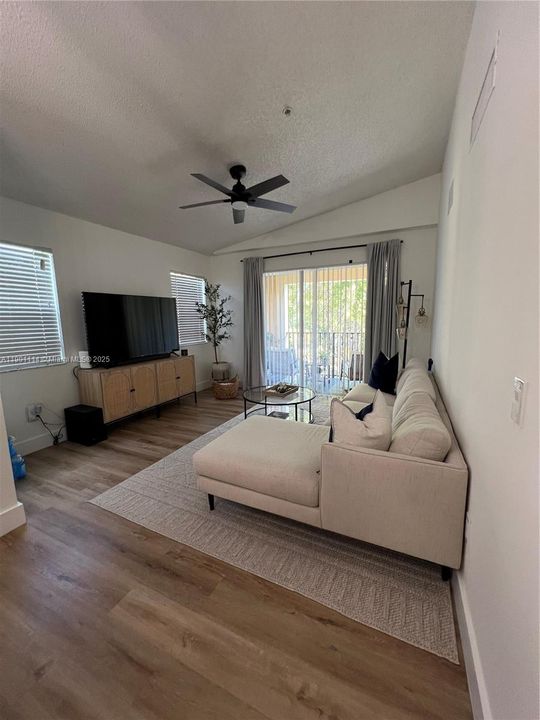 For Rent: $2,000 (1 beds, 1 baths, 726 Square Feet)