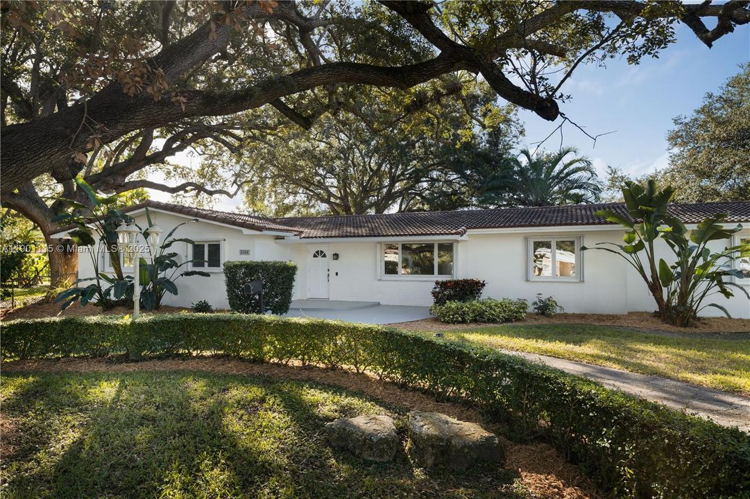 合同活跃: $8,200 (4 贝兹, 3 浴室, 2403 平方英尺)