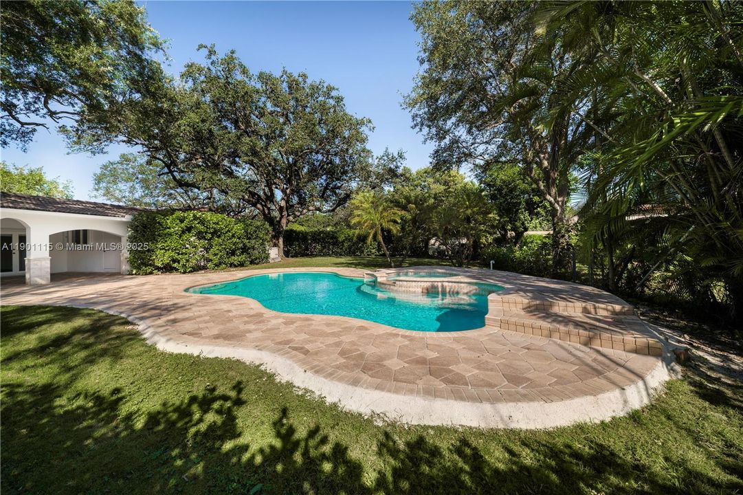 合同活跃: $8,200 (4 贝兹, 3 浴室, 2403 平方英尺)