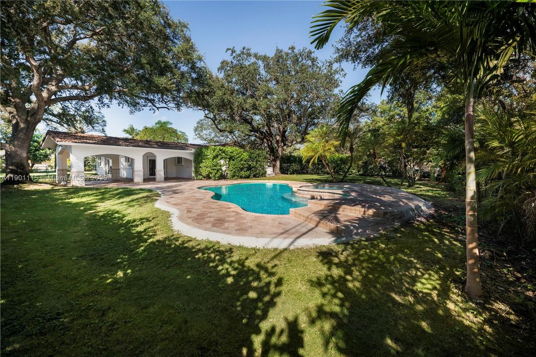 合同活跃: $8,200 (4 贝兹, 3 浴室, 2403 平方英尺)