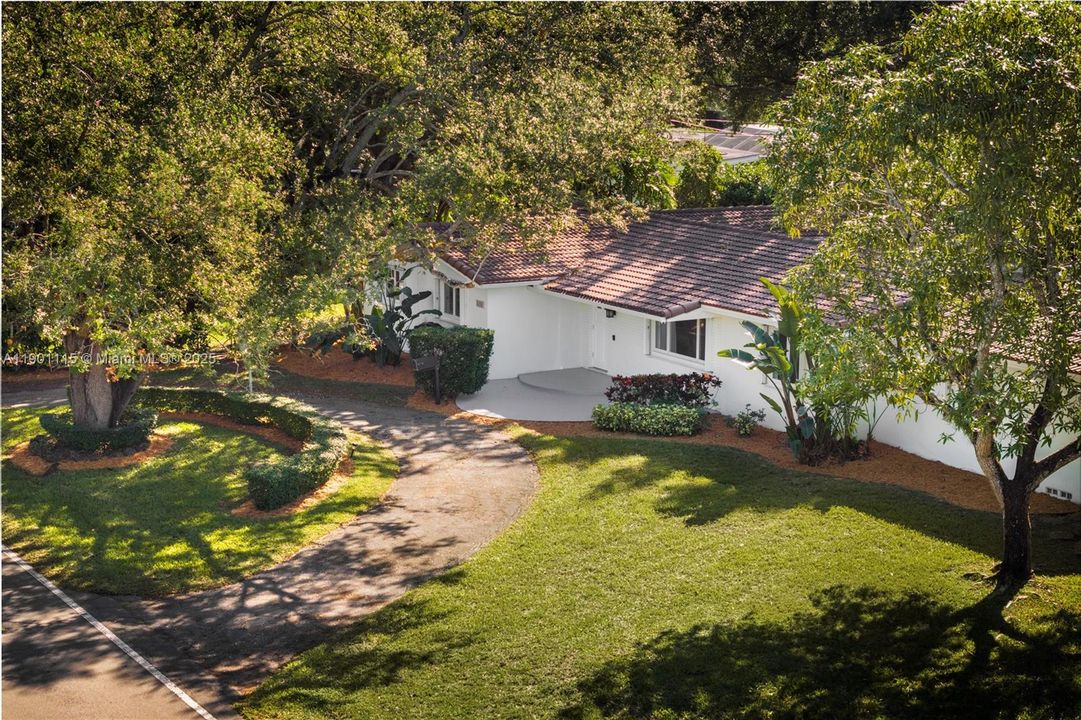 合同活跃: $8,200 (4 贝兹, 3 浴室, 2403 平方英尺)