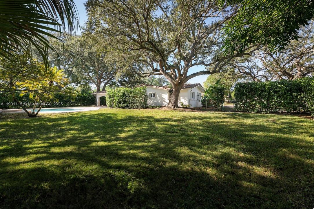 合同活跃: $8,200 (4 贝兹, 3 浴室, 2403 平方英尺)