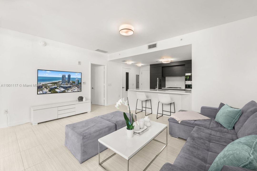 合同活跃: $6,995 (1 贝兹, 1 浴室, 818 平方英尺)