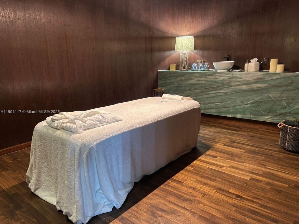 合同活跃: $6,995 (1 贝兹, 1 浴室, 818 平方英尺)