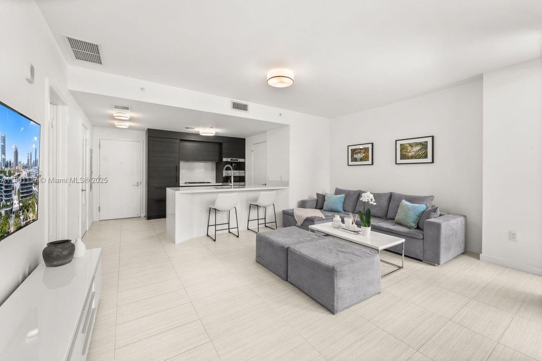 合同活跃: $6,995 (1 贝兹, 1 浴室, 818 平方英尺)