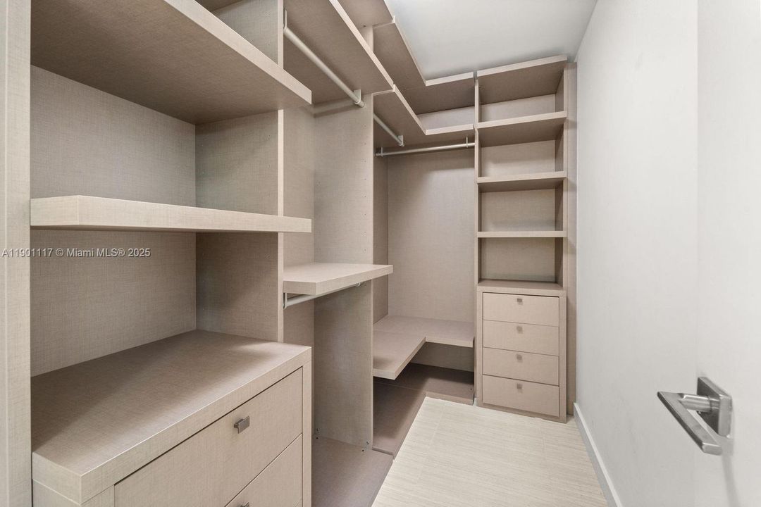 合同活跃: $6,995 (1 贝兹, 1 浴室, 818 平方英尺)