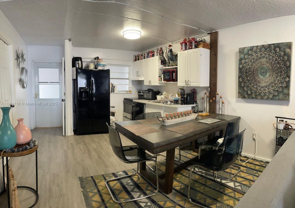 For Rent: $3,000 (2 beds, 1 baths, 820 Square Feet)