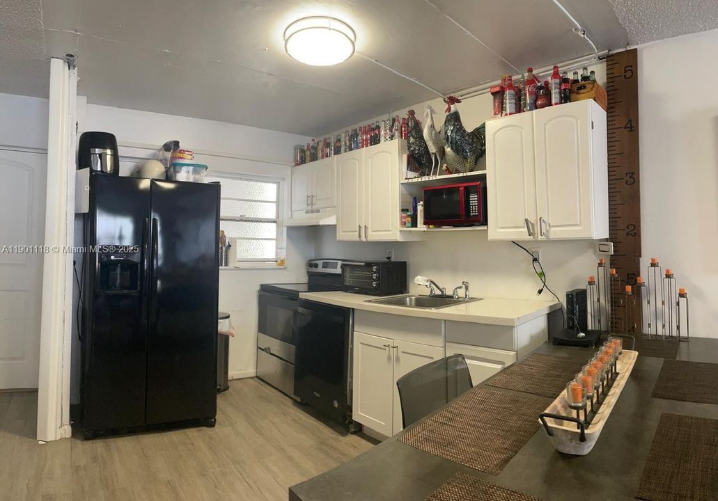 For Rent: $3,000 (2 beds, 1 baths, 820 Square Feet)