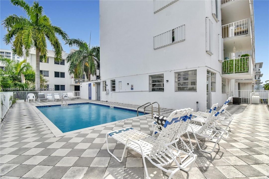 For Rent: $3,000 (2 beds, 1 baths, 820 Square Feet)