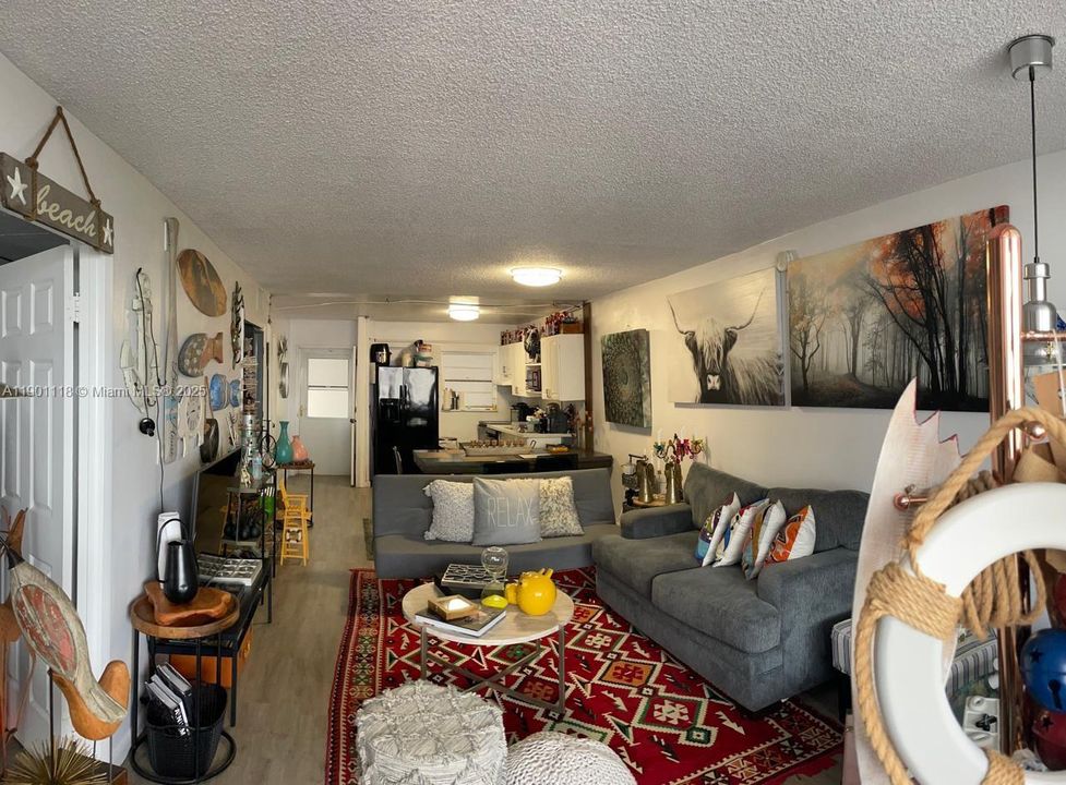 For Rent: $3,000 (2 beds, 1 baths, 820 Square Feet)