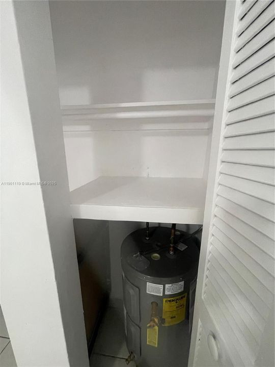 合同活跃: $2,300 (2 贝兹, 1 浴室, 789 平方英尺)