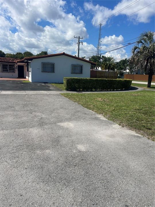 合同活跃: $2,300 (2 贝兹, 1 浴室, 789 平方英尺)