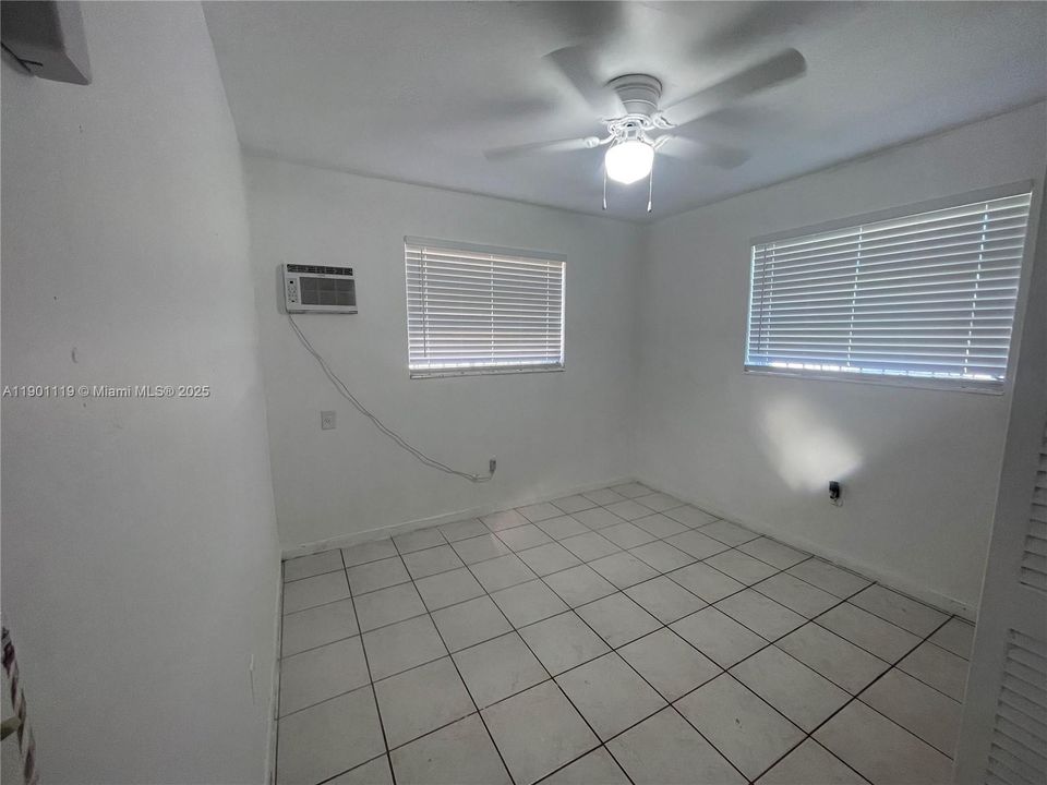 合同活跃: $2,300 (2 贝兹, 1 浴室, 789 平方英尺)