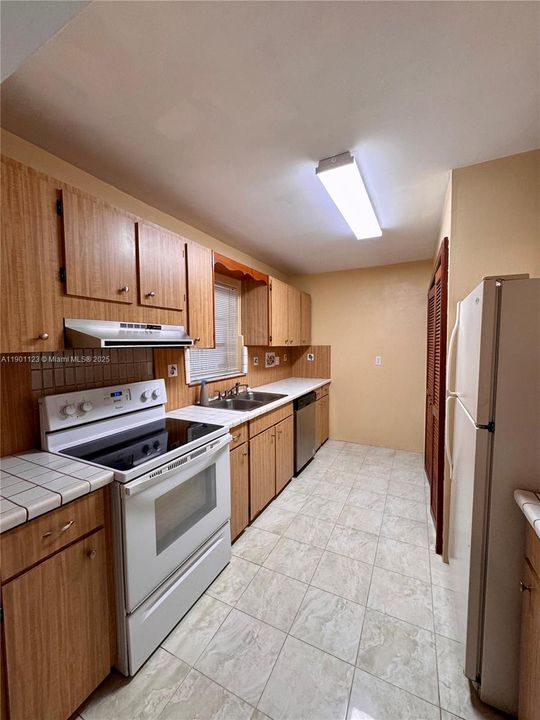 Recientemente alquilado: $3,000 (3 camas, 3 baños, 3040 Pies cuadrados)