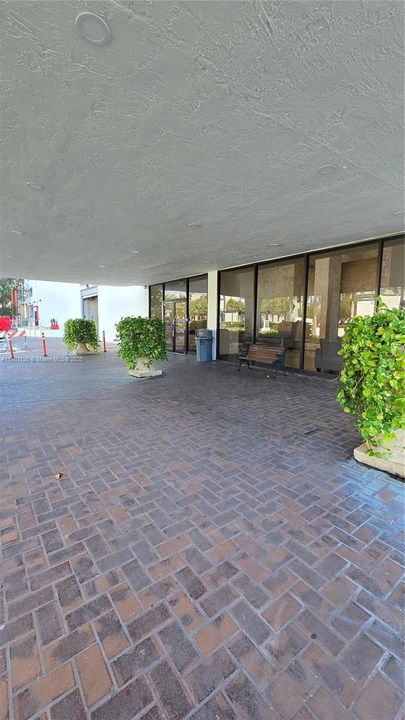 For Rent: $1,600 (1 beds, 1 baths, 740 Square Feet)