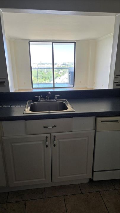 For Rent: $1,600 (1 beds, 1 baths, 740 Square Feet)