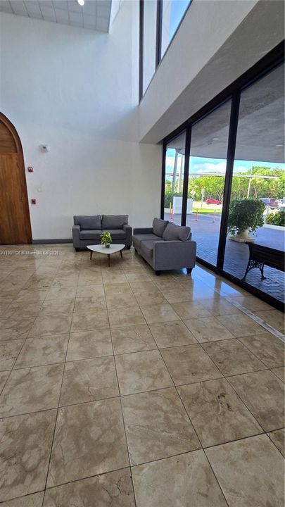 For Rent: $1,600 (1 beds, 1 baths, 740 Square Feet)