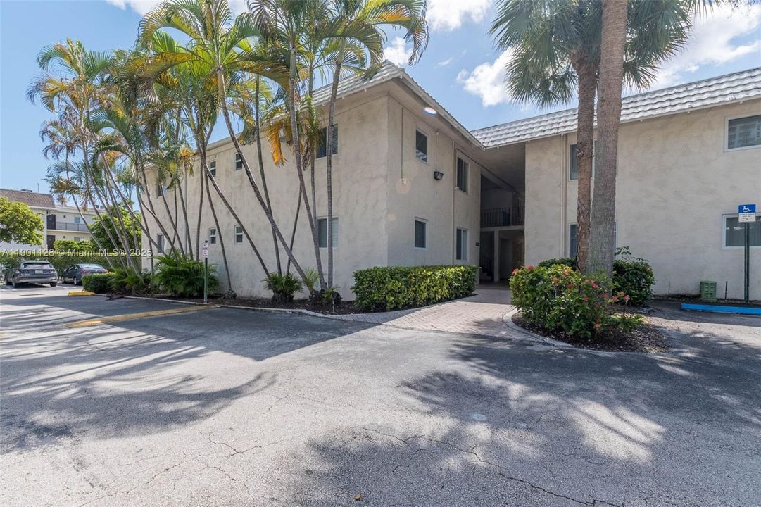 待售: $260,000 (1 贝兹, 1 浴室, 574 平方英尺)