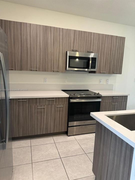 For Sale: $340,000 (1 beds, 1 baths, 738 Square Feet)