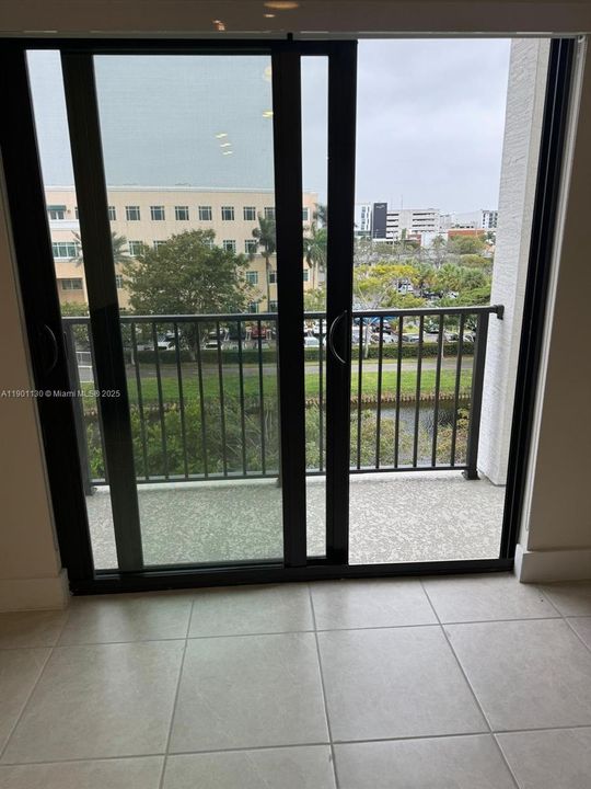 For Sale: $340,000 (1 beds, 1 baths, 738 Square Feet)