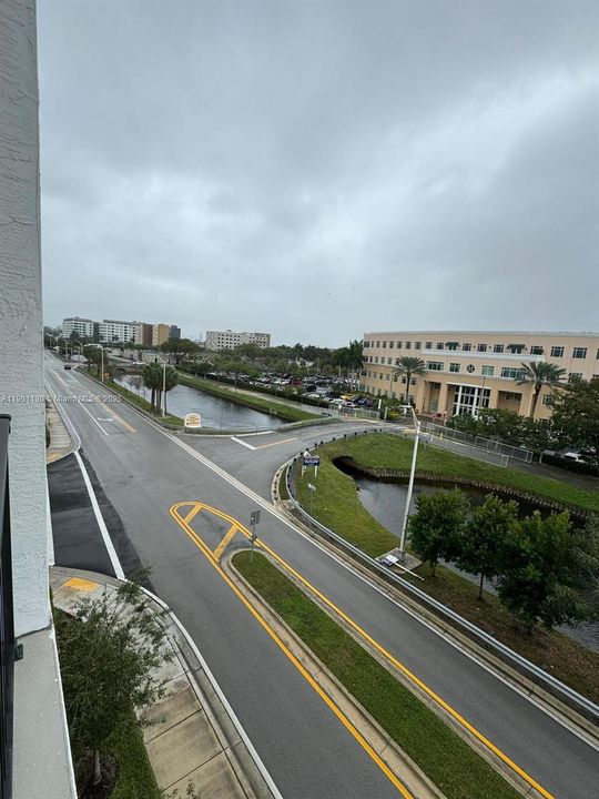 For Sale: $340,000 (1 beds, 1 baths, 738 Square Feet)