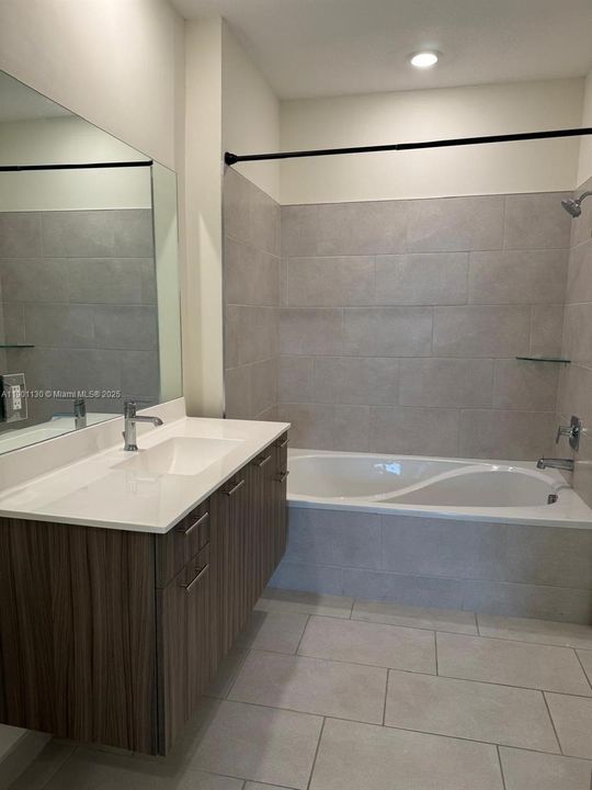 For Sale: $340,000 (1 beds, 1 baths, 738 Square Feet)