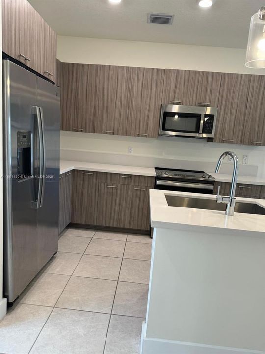 For Sale: $340,000 (1 beds, 1 baths, 738 Square Feet)