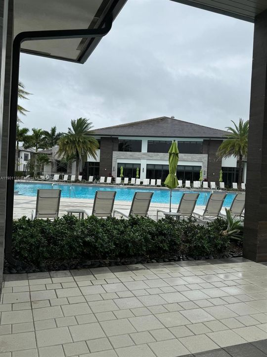 For Sale: $340,000 (1 beds, 1 baths, 738 Square Feet)