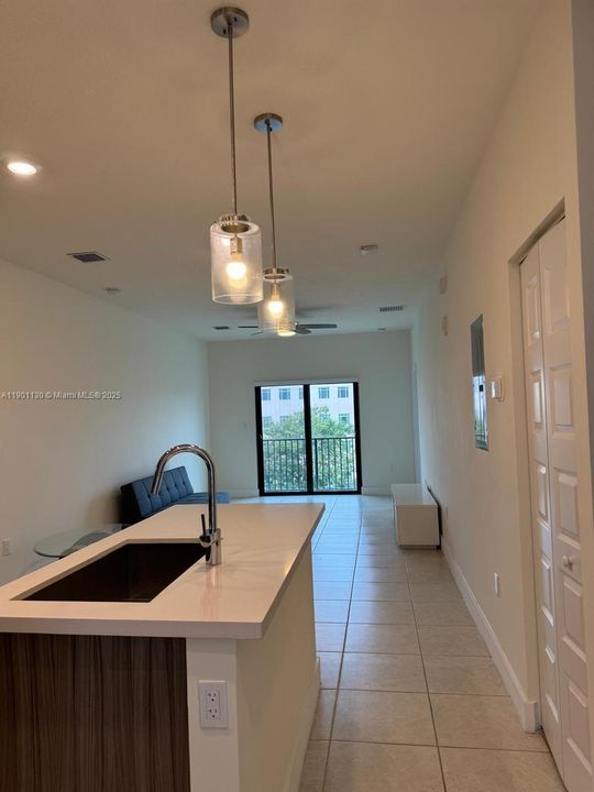 For Sale: $340,000 (1 beds, 1 baths, 738 Square Feet)