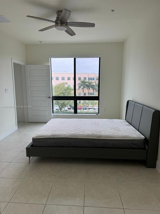 For Sale: $340,000 (1 beds, 1 baths, 738 Square Feet)