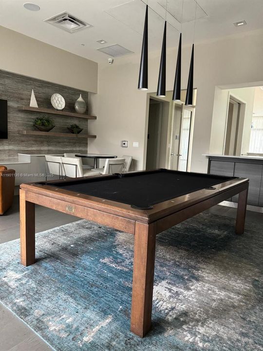 For Sale: $340,000 (1 beds, 1 baths, 738 Square Feet)