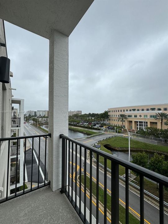 For Sale: $340,000 (1 beds, 1 baths, 738 Square Feet)