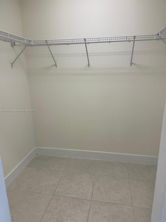 For Sale: $340,000 (1 beds, 1 baths, 738 Square Feet)