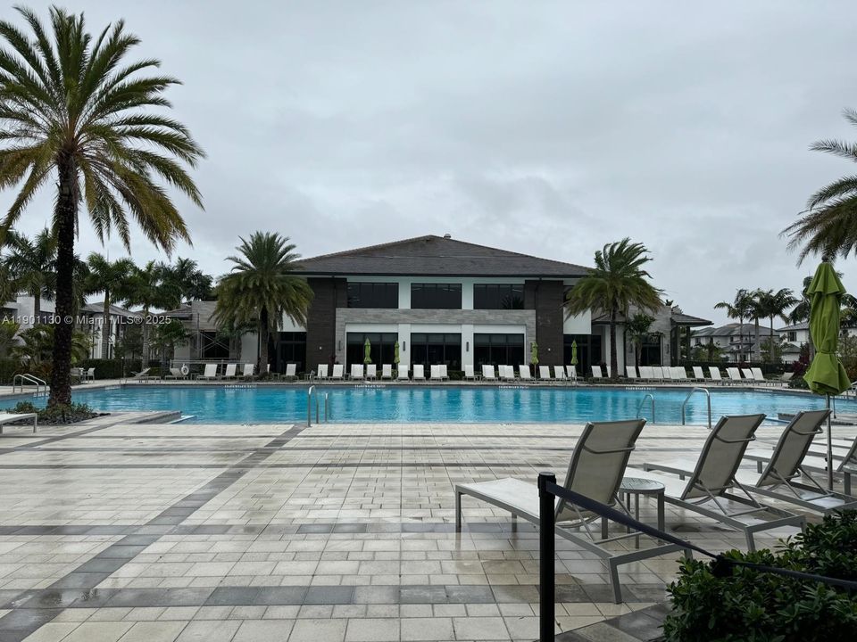 For Sale: $340,000 (1 beds, 1 baths, 738 Square Feet)