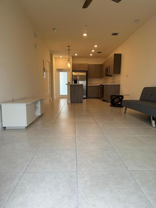 For Sale: $340,000 (1 beds, 1 baths, 738 Square Feet)