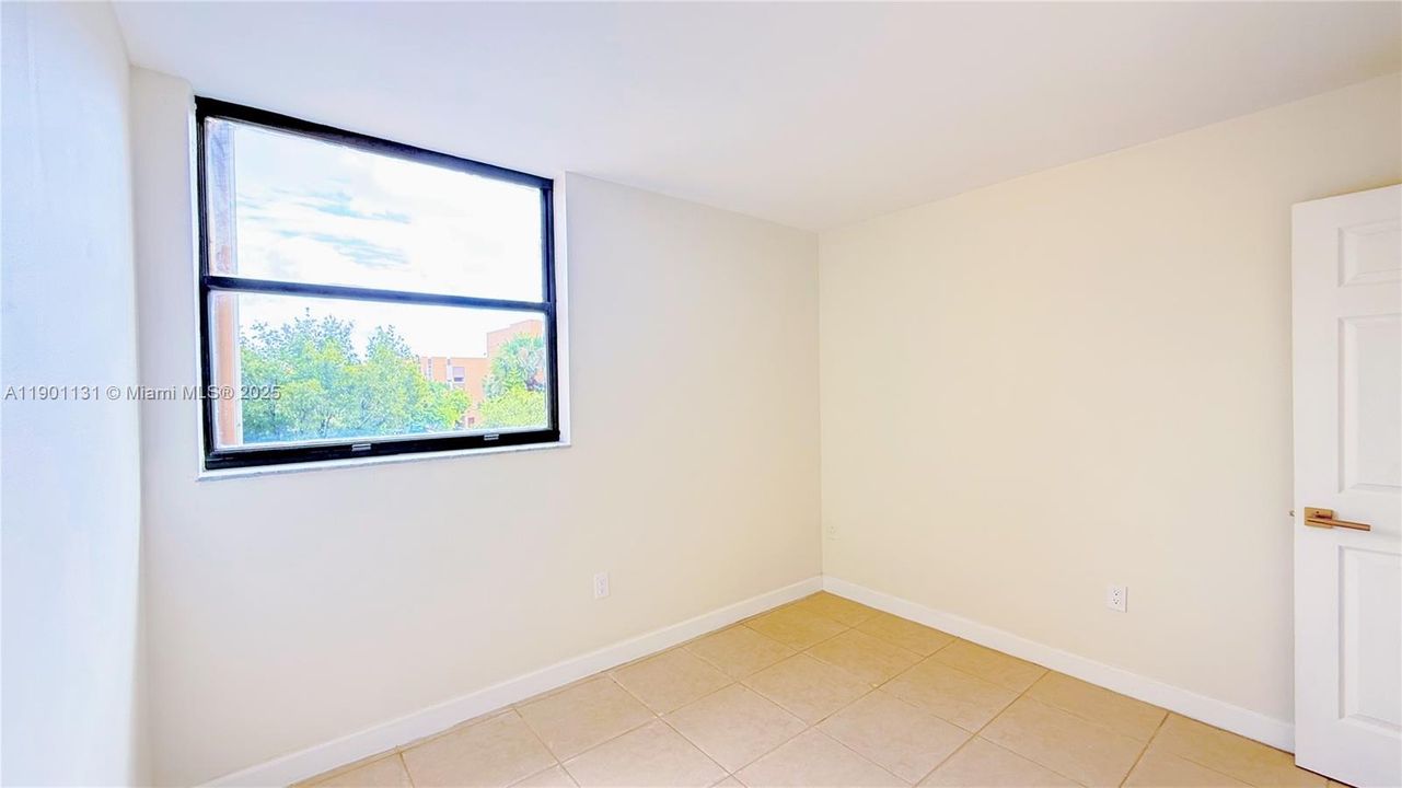 For Sale: $292,000 (2 beds, 2 baths, 1086 Square Feet)