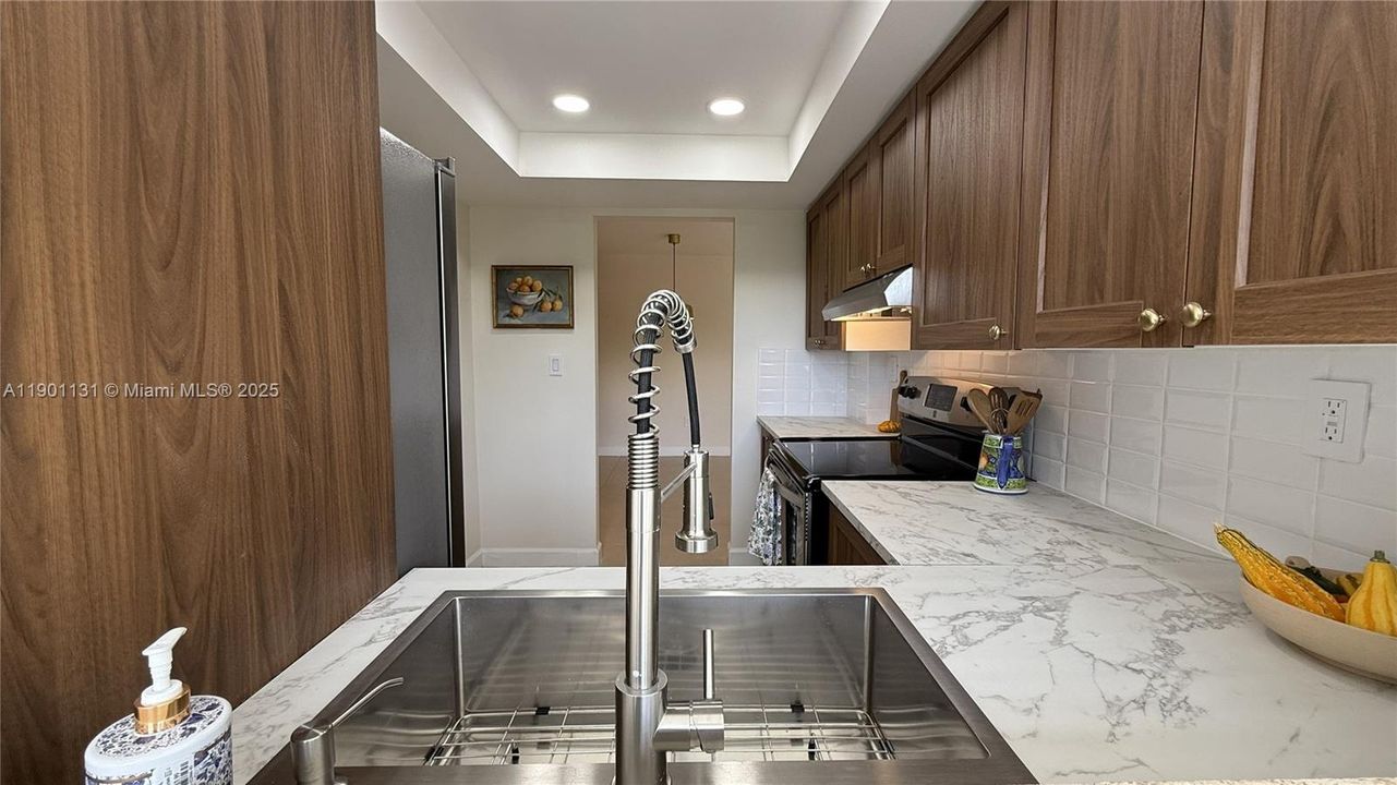 For Sale: $292,000 (2 beds, 2 baths, 1086 Square Feet)