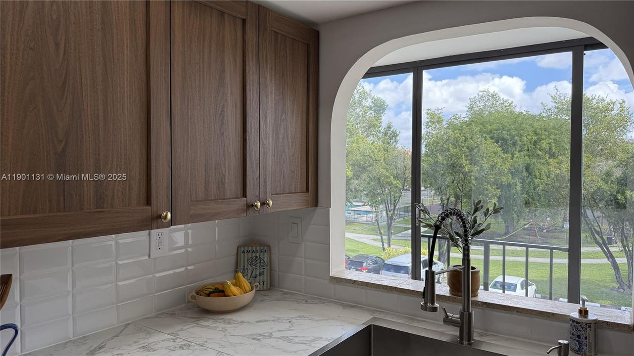 For Sale: $292,000 (2 beds, 2 baths, 1086 Square Feet)