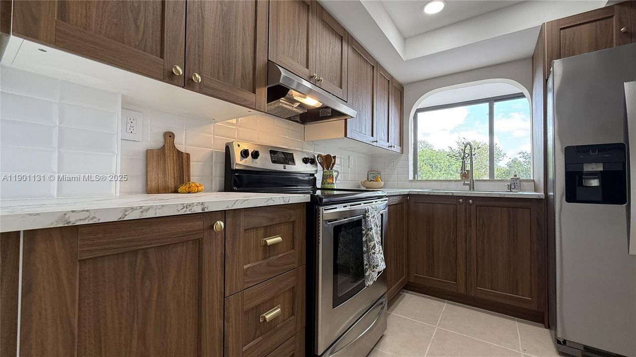 For Sale: $292,000 (2 beds, 2 baths, 1086 Square Feet)