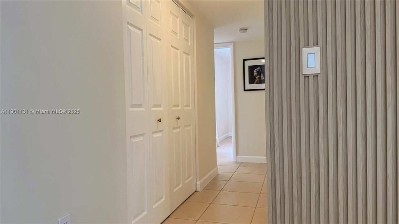 For Sale: $292,000 (2 beds, 2 baths, 1086 Square Feet)