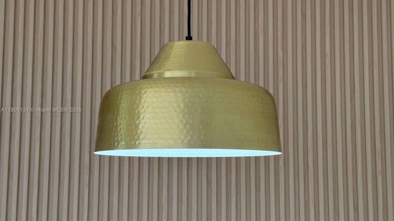 For Sale: $292,000 (2 beds, 2 baths, 1086 Square Feet)