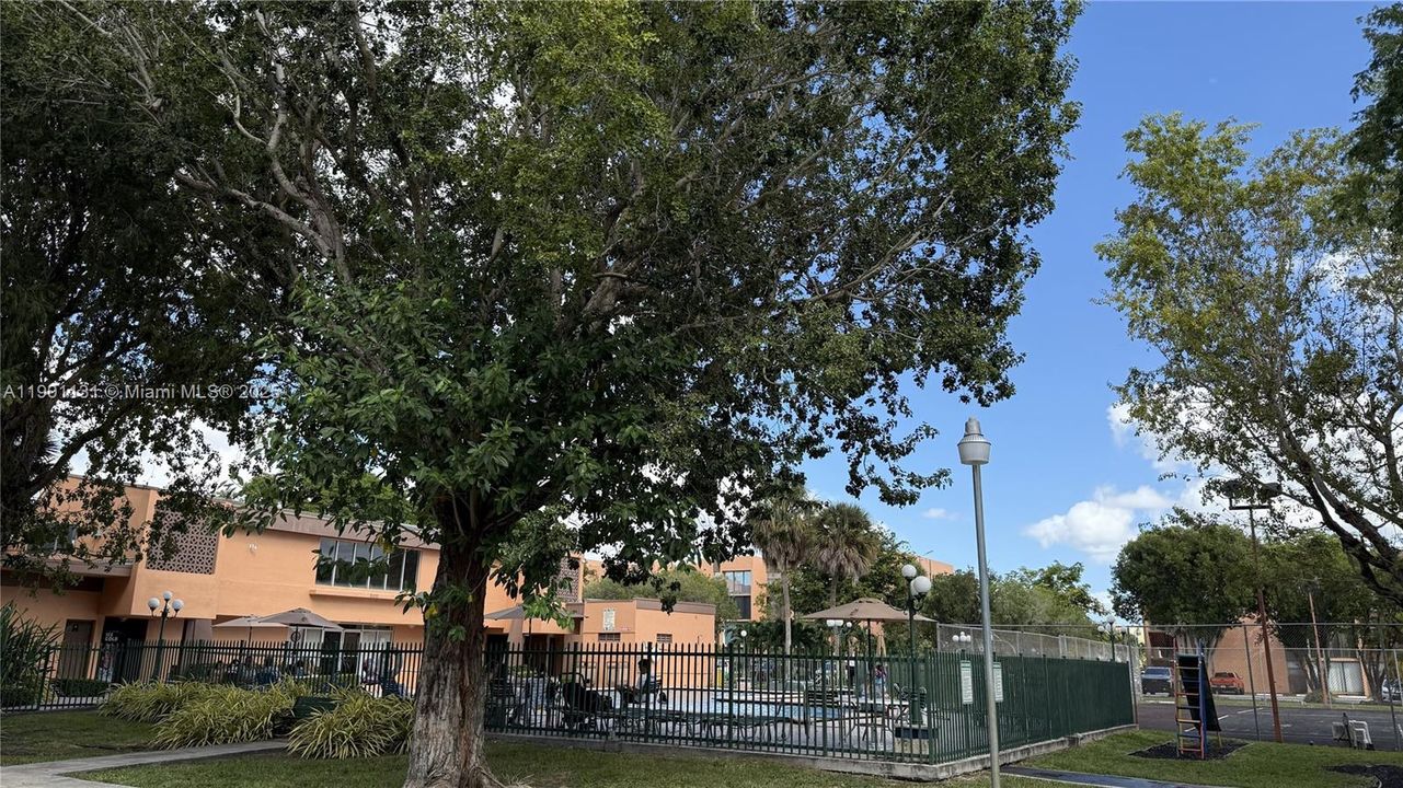 For Sale: $292,000 (2 beds, 2 baths, 1086 Square Feet)